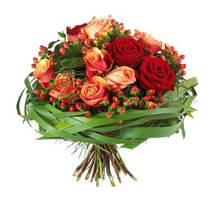 Bouquet rose miste – B43 Bouquer rose rosse e arancio bacche e intreccio