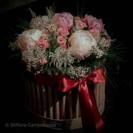 Flowerbox con rose rosa e peonie
