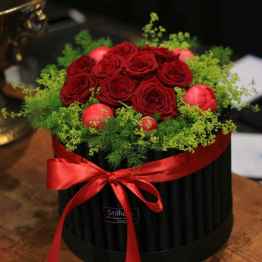 Flowerbox con rose rosse e peonie