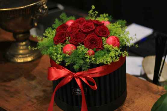 Flowerbox con rose rosse e peonie