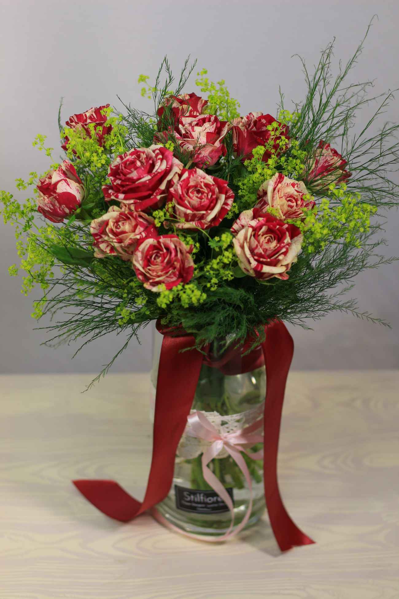 Bouquet di fiori e rose gialle e rosse