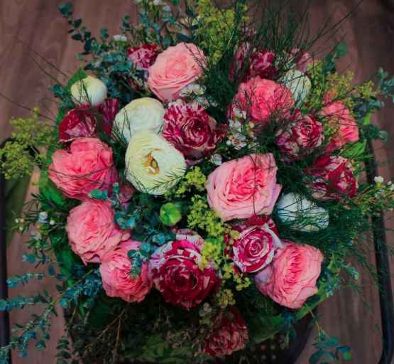 Bouquet di rose miste e ranuncoli – IMG 9115 3 e1589012567157