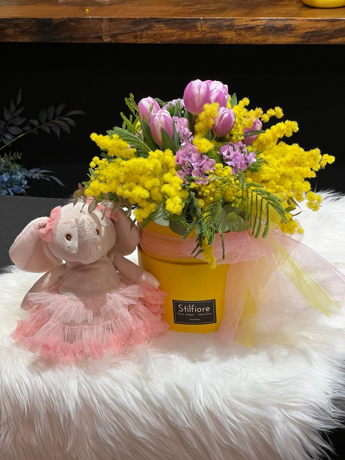 Flowerbox con mimosa e tulipani con pelouche elefantina portafortuna – 1000031633